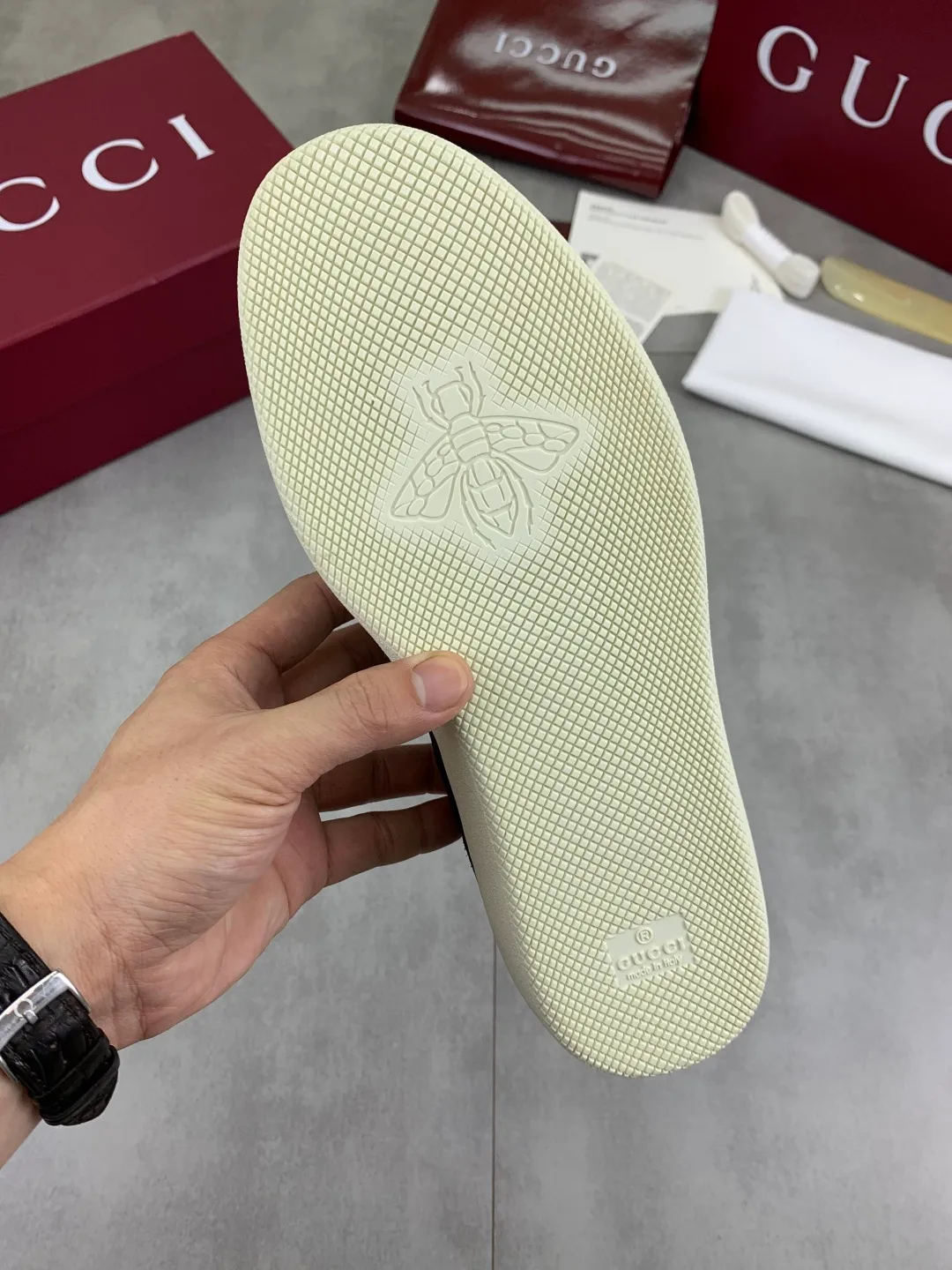 Men's shoes 💰P562 New GUCCI classic design moral training element catwalk model, matching version of top quality moral training shoes for men and women. Epoxy logo process is concave and convex, matching oil edge technology, punched cowhide cloth surface, suede cowhide surface splicing, breathable and not stuffy, the original overlasted shoe model is comfortable on the feet.  Fabric: Matched leather + cloth + mesh Lining: Water-dyed sheepskin Foot: Water-dyed sheepskin Outsole: Original molded TP matching environmentally friendly material Packaging: Top counter full set of packaging Female 35-42 (Female 41.42. Customized) Male 39-46 (46 customized)